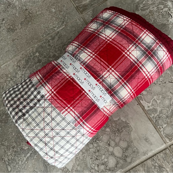 Martha Stewart Patchwork Quilted Throw in Candyland Red, Size 50″X60″ New w/Tag - Picture 3 of 4